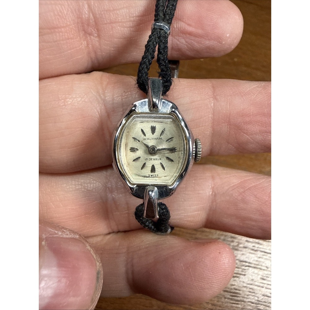 VTG - Waltham Women's Watch - Silver Tone -  17j - Manual Wind - Running 17mm